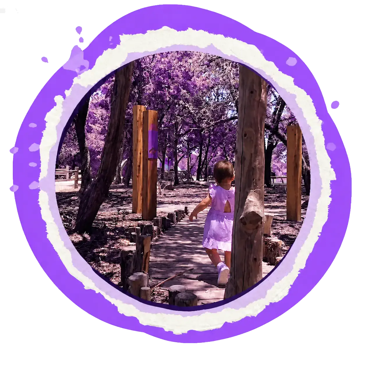 Criança explorando um ambiente educativo ao ar livre.
